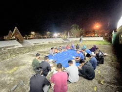 Mahasiswa dan Pedagang Baca Yasin Di Taman Kota Bangkinang Yang Terbengkalai