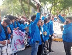 Aksi Mahasiswa UIR Menuntut Peran DPRD Riau Yang Pasif