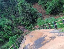 Jalan Menuju Desa Batu Surau Putus Akibat Longsor