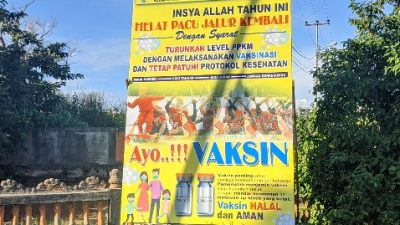 Bertebar Banner Spanduk Ajakan Vaksinasi Halal di Kuansing, Yakin Halal?