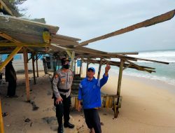 Gelombang Pasang Di Pantai Selatan Merusak Perahu Nelayan Dan Beberapa Warung Makan Di Kawasan Pantai Selatan