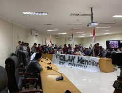 Pemuda dan Mahasiswa Kampar Melakukan Aksi Demo Di DPRD Kampar, Anggota DPRD Yang Datang Ke Kantor Hanya 1 Orang