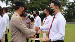 Kapolres Kuansing Berikan Reward Kepada 25 Anggota Yang Ikut Andil Dalam Pengungkapan Kasus Pembunuhan di Kuansing