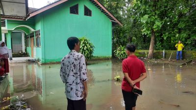 Halaman Sekolah Tergenang Air, Lurah Desa Sendang sari Tinjau Langsung SD Mangir