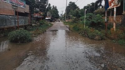 Miris, Kondisi Jalan Simpang Mesjid Raya/SMP N 1 Gunung Tua Seperti Kolam Ikan