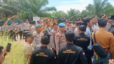 Personel Polres Siak Hadang Ratusan Masa LLMB Menuju Areal lokasi Kebun Milik M. Dasrin 