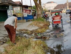 Akibat Luapan Air Genangi Pertigaan Jalan DI Panjaitan Jadi Macet
