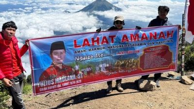 Untuk Lahat Amanah, TAL Bentangkan Spanduk Yulius Maulana di Puncak Gunung Sumbing Jawa Tengah