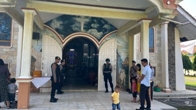 TNI Polri Berikan Pengamanan Di Gereja Katolik Di Way Kanan