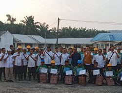 Manajemen Perusahaan Memberikan Penghargaan Kepada Karyawan Terbaik Di Kebun Aeknabara Utara