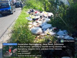 Pemandangan Kurang Sedap Sampah Berserakan Di Pinggir Bahu Jalan, Apalagi Depan Kantor Desa Mekarsari