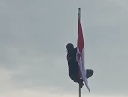 Viral Seorang Warga Desa Pekan Tua Inhil Memanjat Tiang Bendera Pada Saat Upacara Penurunan Bendera Dihari Kemerdekaan