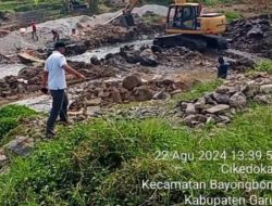 Pengerjaan Bendungan Aliran Sungai Cimanuk Desa Sukasenang Diduga Proyek Siluman, Tidak Pasang Papan Nama Proyek