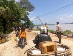 Jalan Longsor Di Desa Pekan Tua, Kapolsek Kempas Minta Pengendara R4 Lewat Jalur Simpang Granit