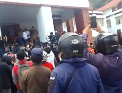 Ratusan Kades Dan Aparat Desa Melakukan Aksi Demo Pada PJ. Bupati Mamasa