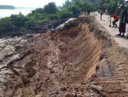 Jalan Raya Penghubung Kabupaten Inhil – Inhu Di Pekan Tua Ambruk
