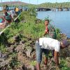 Koramil 1512-03/Gebe Bersama Pemdes Dan Masyarakat Sisir Pantai Desa Kacepi