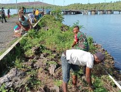 Koramil 1512-03/Gebe Bersama Pemdes Dan Masyarakat Sisir Pantai Desa Kacepi