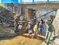 Personil Koramil 1512-02/Patani Gandeng Masyarakat Desa Loman Bersihkan Kali