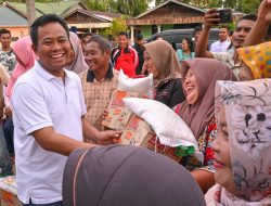 Pemkab Rohil Salurkan Bantuan Sembako Untuk Warga Terdampak Banjir Di Jalan Pelabuhan Baru