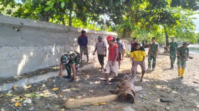 Personil Koramil 1512-02/Patani Gandeng Masyarakat Bersihkan Pesisir Pantai