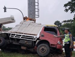 Terjadi Kecelakaan Tunggal, Truk Muat Hebel Tabrak Tiang Lampu Penerangan Jalan