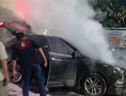 Satu Unit Mobil Hyundai Santa Terbakar Di Depan Polsek Bawen