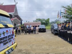 Bersenjata Lengkap Kepolisian Polres Inhu Kawal Logistik Pilkada Di KPU