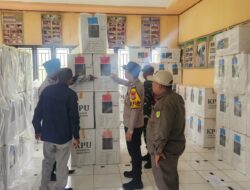 Kapolsek Kempas Bersama Forkopimcam Periksa Logistik Pilkada 2024 Di Gudang PPK Kempas