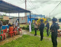 Kapolsek Kempas Dan Personil BKO Brimob Pantau Penghitungan Suara Di Sejumlah TPS