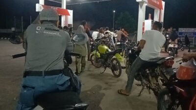 Beli Saja Sulit Harus Antri Panjang Mendapatkan Minyak Pertalite, Gimana Kalau Gratis ?