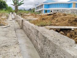 Hendak Konfirmasi Proyek Talud Dan Saluran Air Kantor Bupati Kobagma, Kontraktor CV. ARSOPURA CIPTA Justru Memblokir Wartawan