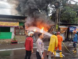 Ditinggal Pulang Ke Boyolali, Toko Ban Di Ungaran Terbakar