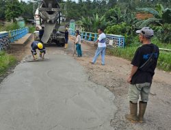 Agus Ciek Pengusaha Sukses Perbaiki Jalan Raya Yang Berlubang Dengan Biaya Pribadi