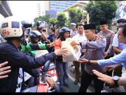 Masyarakat Antusias Saat Kapolri Turun Langsung Berbagi Takjil