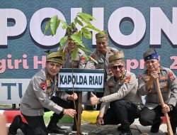 Sadar Adat Dan Budaya Untuk Mencintai Lingkungan, Kapolda Riau Tanam Pohon Di Daerah Wisata Danau Raja