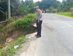 Jalan Jaltim Desa Tajir Kecamatan Rengat Barat  Amblas Harap Pengedara Berhati-hati