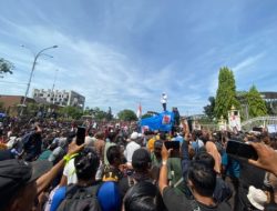 Ribuan Massa Geruduk Kantor Gubri, Tolak Relokasi Di TNTN