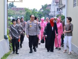 PP Polri DIY, Serahkan Tali Asih kepada Ibu Warsijah Kunarto sebagai Wujud Penghargaan Dan Silaturahmi