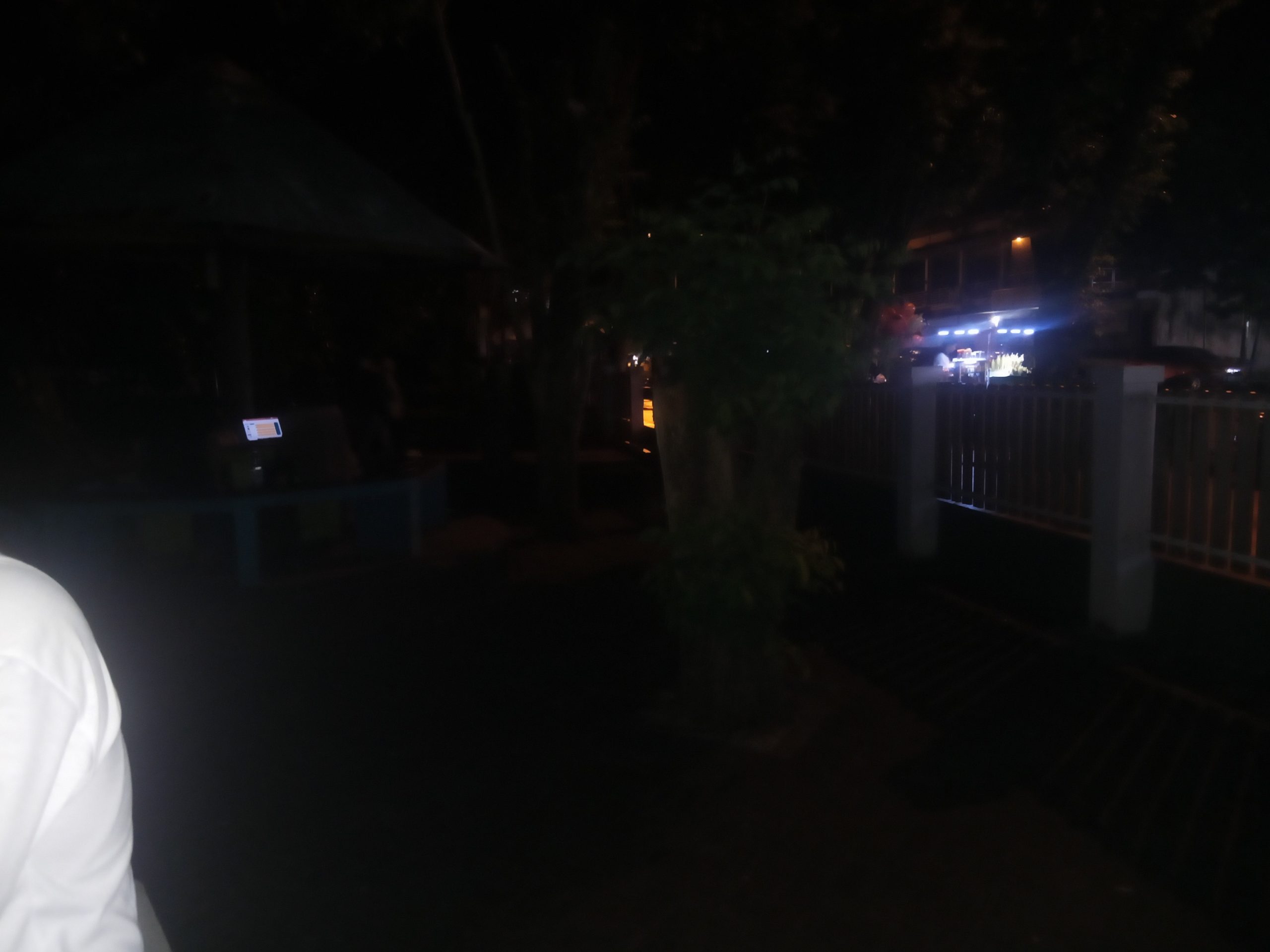 Foto Lokasi taman Nukila Kota Ternate Gelap di Malam Hari akibat los Strom Ilegal PLN Putuskan Jaringan Listrik