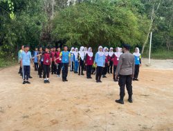 Bhabinkamtibmas Desa Pongkar Karimun Sampaikan Materi Perlindungan Anak Dan Latih PBB Di SMP Satu Atap Pongkar