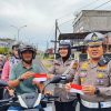 Sat Lantas Menyapa Kemerdekaan, Bagikan Bendera Merah Putih Kepada Pengguna Jalan