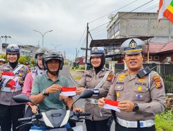 Sat Lantas Menyapa Kemerdekaan, Bagikan Bendera Merah Putih Kepada Pengguna Jalan