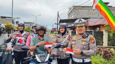 Sat Lantas Menyapa Kemerdekaan, Bagikan Bendera Merah Putih Kepada Pengguna Jalan