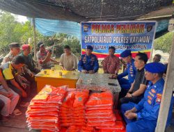 Satpolairud Polres Karimun Bagikan Life Jacket Kepada Nelayan