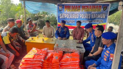 Satpolairud Polres Karimun Bagikan Life Jacket Kepada Nelayan