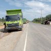 Mobil Tronton Muatan Batu Bara Sangat Meresahkan Masyarakat Pengguna Jalan Parkir Tidak Taat Aturan