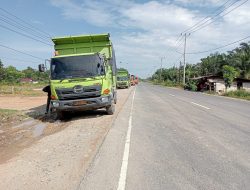 Mobil Tronton Muatan Batu Bara Sangat Meresahkan Masyarakat Pengguna Jalan Parkir Tidak Taat Aturan