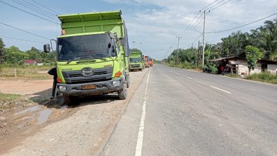 Mobil Tronton Muatan Batu Bara Sangat Meresahkan Masyarakat Pengguna Jalan Parkir Tidak Taat Aturan