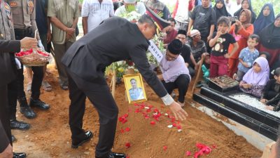 Upacara Pemakaman Brigpol Febri Ramanda Berjalan Dengan Lancar